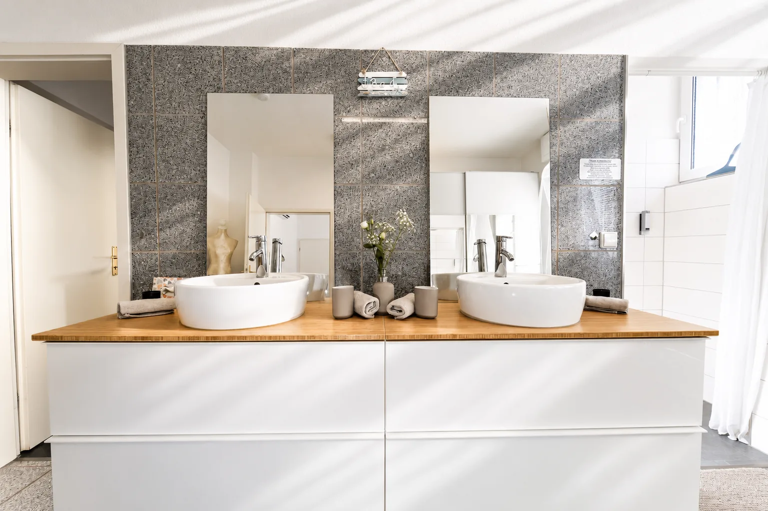 Modernes Badezimmer mit Regendusche