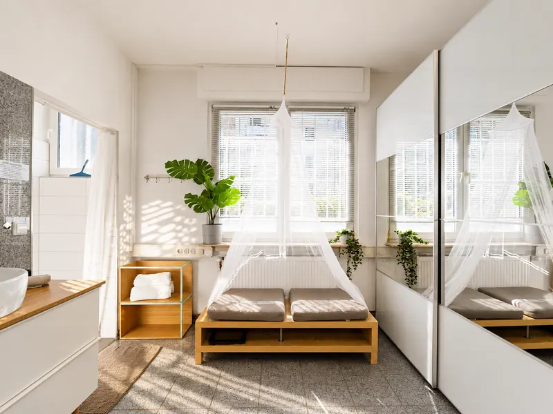 Modernes Badezimmer mit Regendusche
