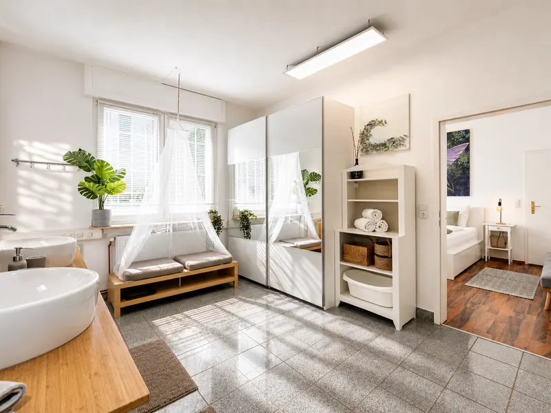 Modernes Badezimmer mit Regendusche