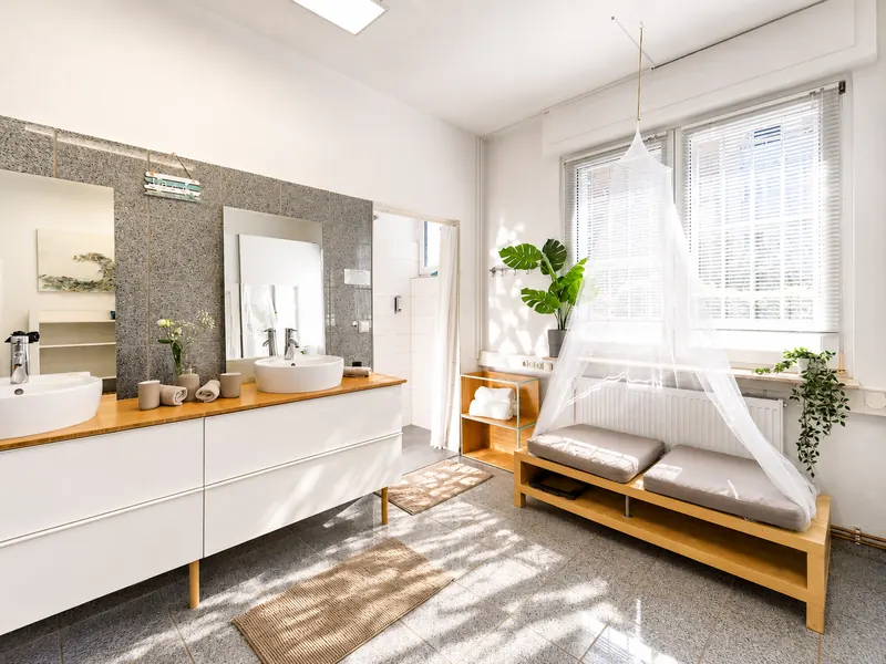 Modernes Badezimmer mit Regendusche