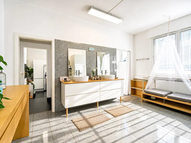Modernes Badezimmer mit Regendusche