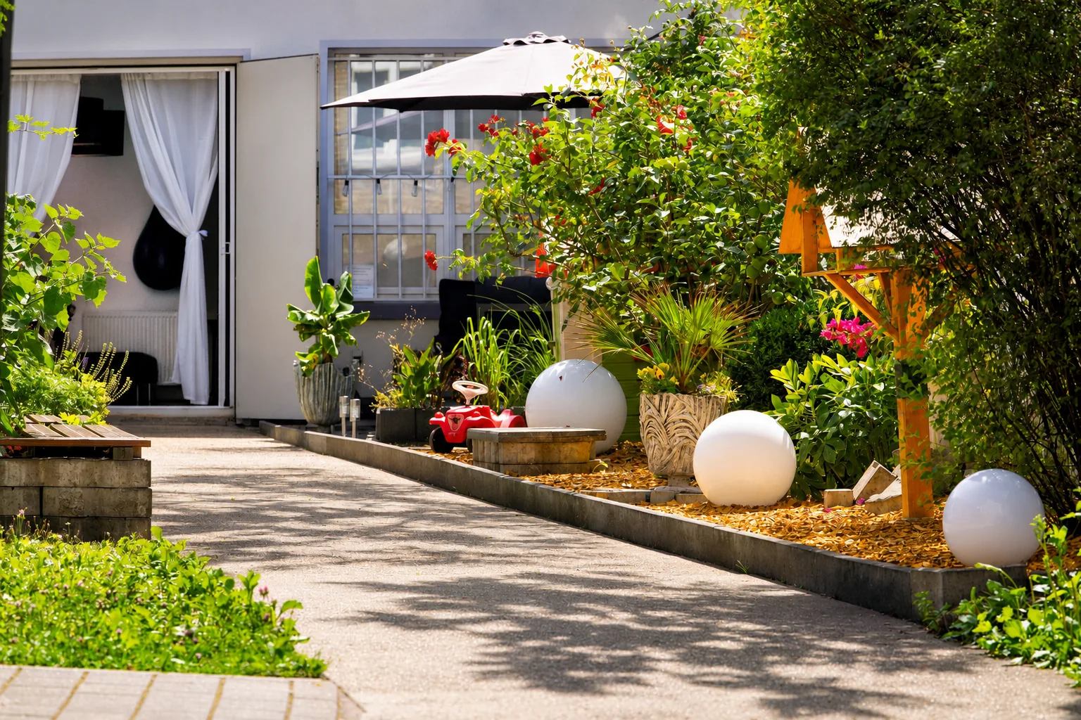 Eigener Hof mit Weber-Grill und Parkplatz