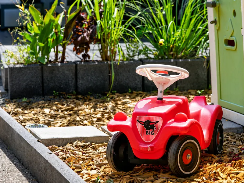 Eigener Hof mit Weber-Grill und Parkplatz