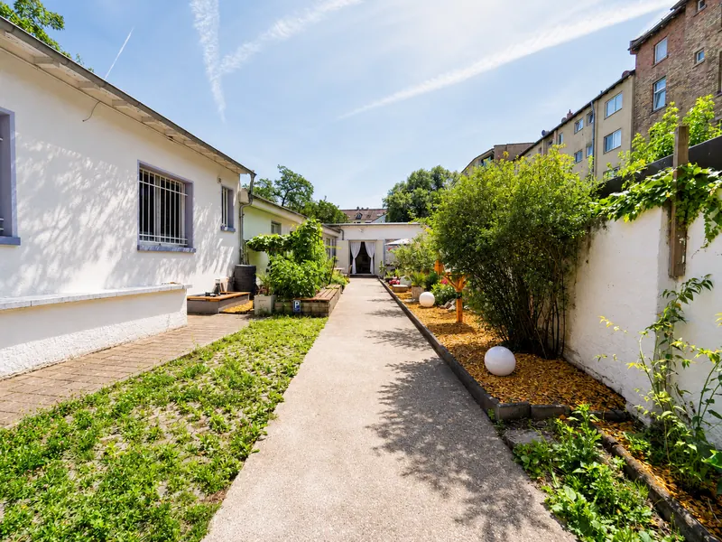 Eigener Hof mit Weber-Grill und Parkplatz