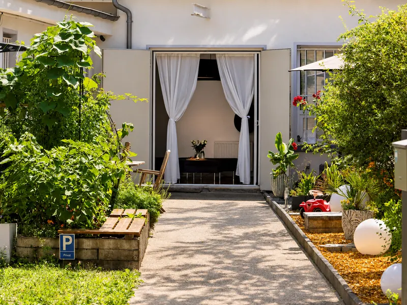 Eigener Hof mit Weber-Grill und Parkplatz