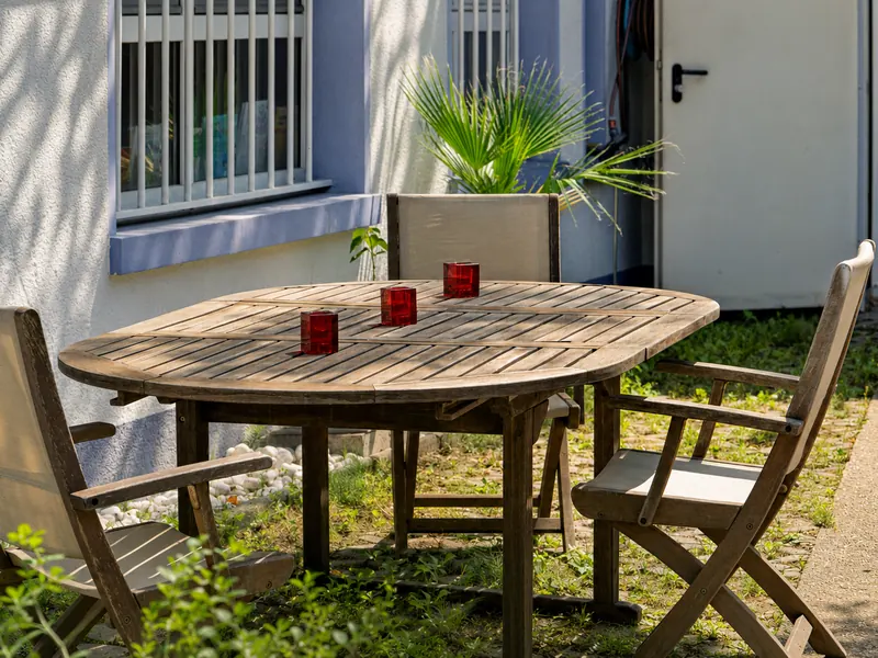 Eigener Hof mit Weber-Grill und Parkplatz