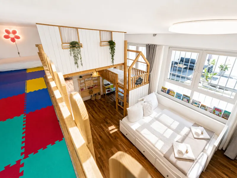 Schlafbereich im Kinderzimmer mit Hochbett – Hochbett