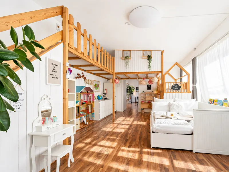40 m² Kinderzimmer mit Spielbereich und Betten – Gegenansicht
