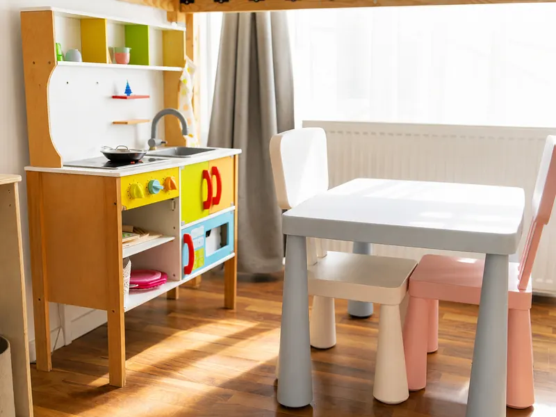 40 m² Kinderzimmer mit Spielbereich und Betten – Spielküche