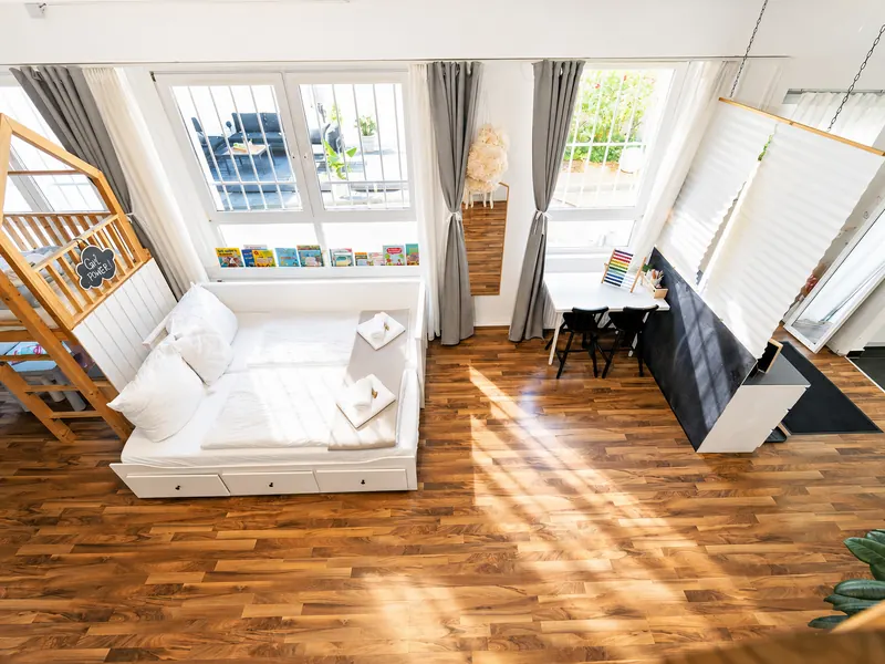 40 m² Kinderzimmer mit Spielbereich und Betten – von oben