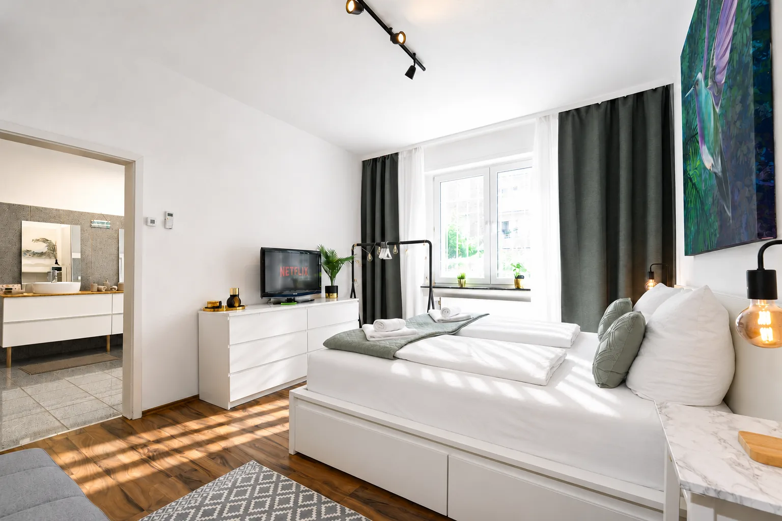 Master-Schlafzimmer mit Kingsize-Bett