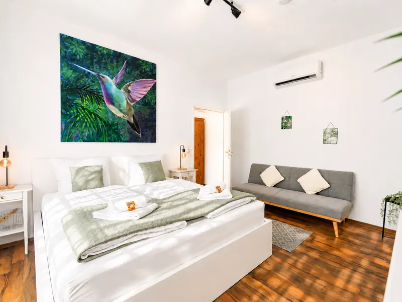 Master-Schlafzimmer mit Kingsize-Bett