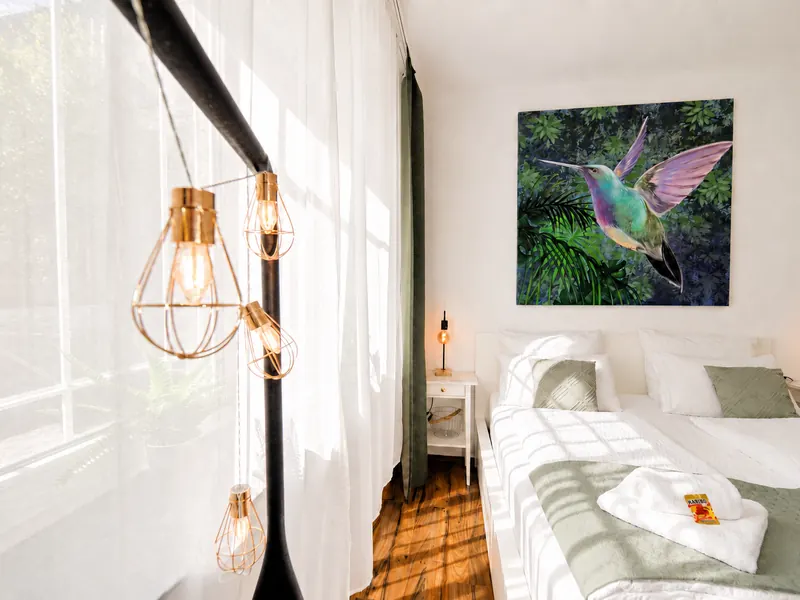 Master-Schlafzimmer mit Kingsize-Bett