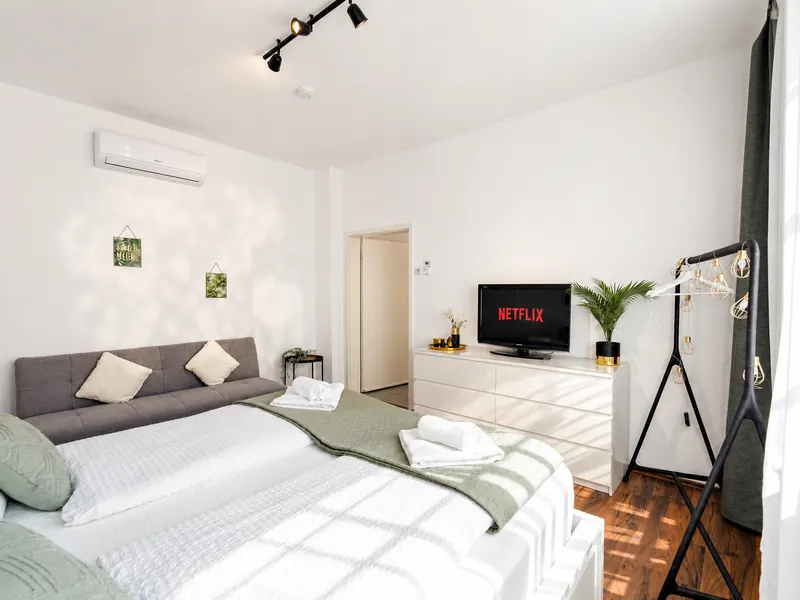 Master-Schlafzimmer mit Kingsize-Bett