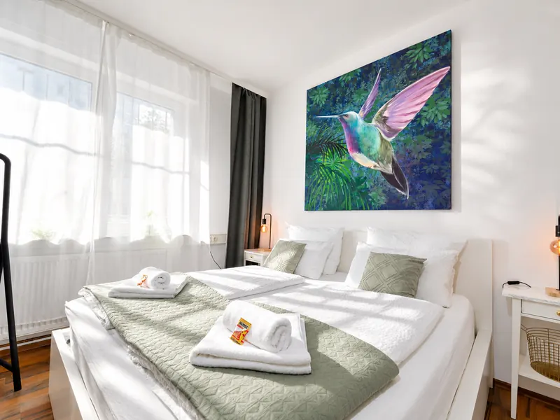 Master-Schlafzimmer mit Kingsize-Bett