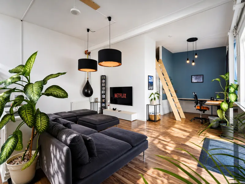Heller Wohnbereich im Industrial-Loft mit Sofa und Smart-TV