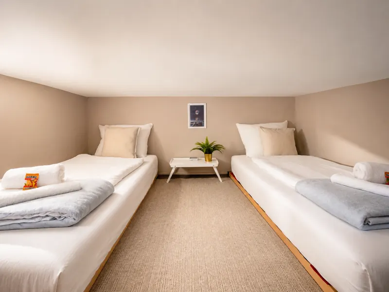 Zweites Schlafzimmer mit Queensize-Doppelbett